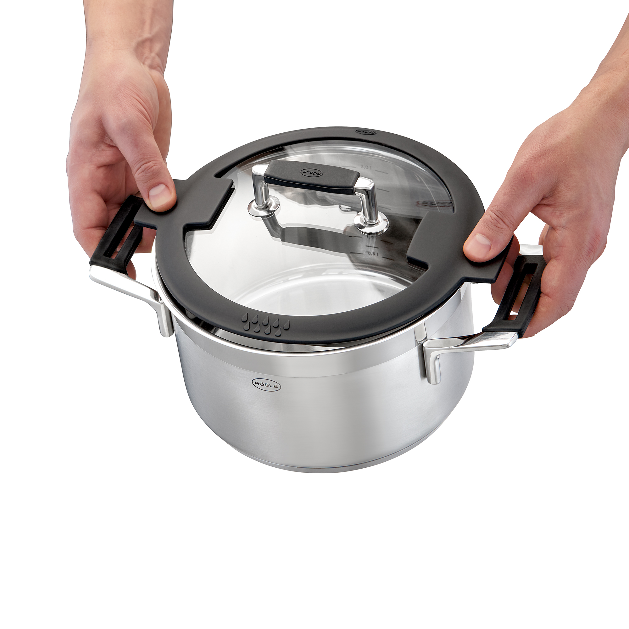 Glasdeckel Silence PRO, 20 cm, aus Glas und Edelstahl, wird von einer Person gehalten.