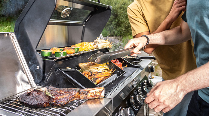 Crickets Meat and vegetables on the grill