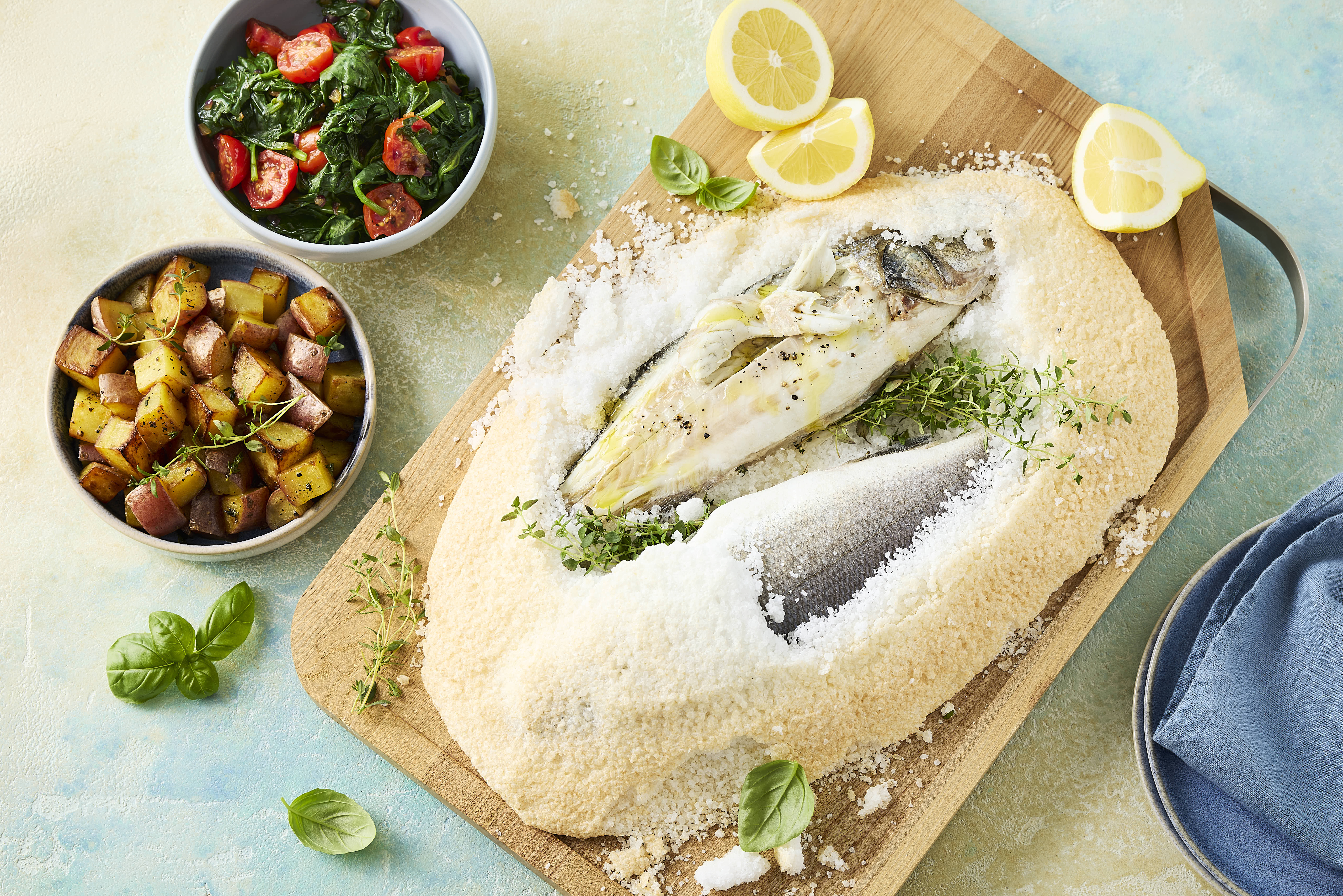 Loup de mer in Salzkruste mit gebackenen Kartoffelwürfeln und Tomaten-Spinat listing.imageAltPrefix