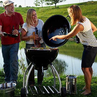 Holzkohle-Kugelgrill No.1 Sport F50 Freunde grillen mit dem Holzkohle-Kugelgrill No.1 Sport F50 am See