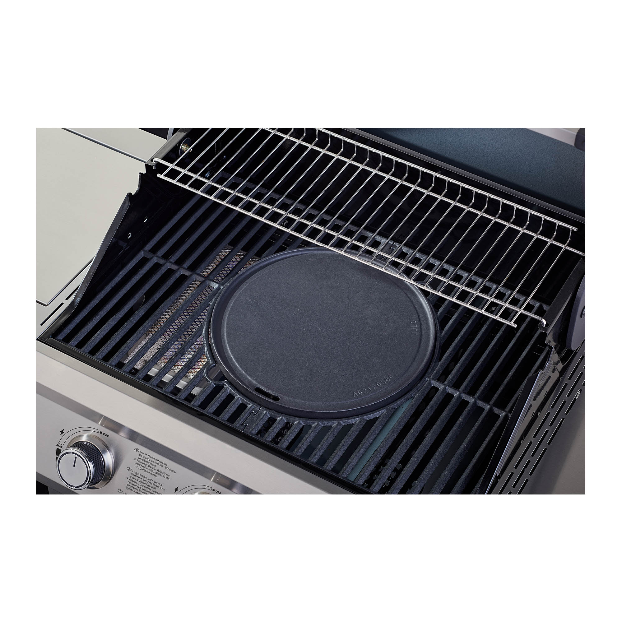 Gasgrill BBQ Station Artiso G3-S mit runder Grillplatte aus Gusseisen auf dem Grillrost.