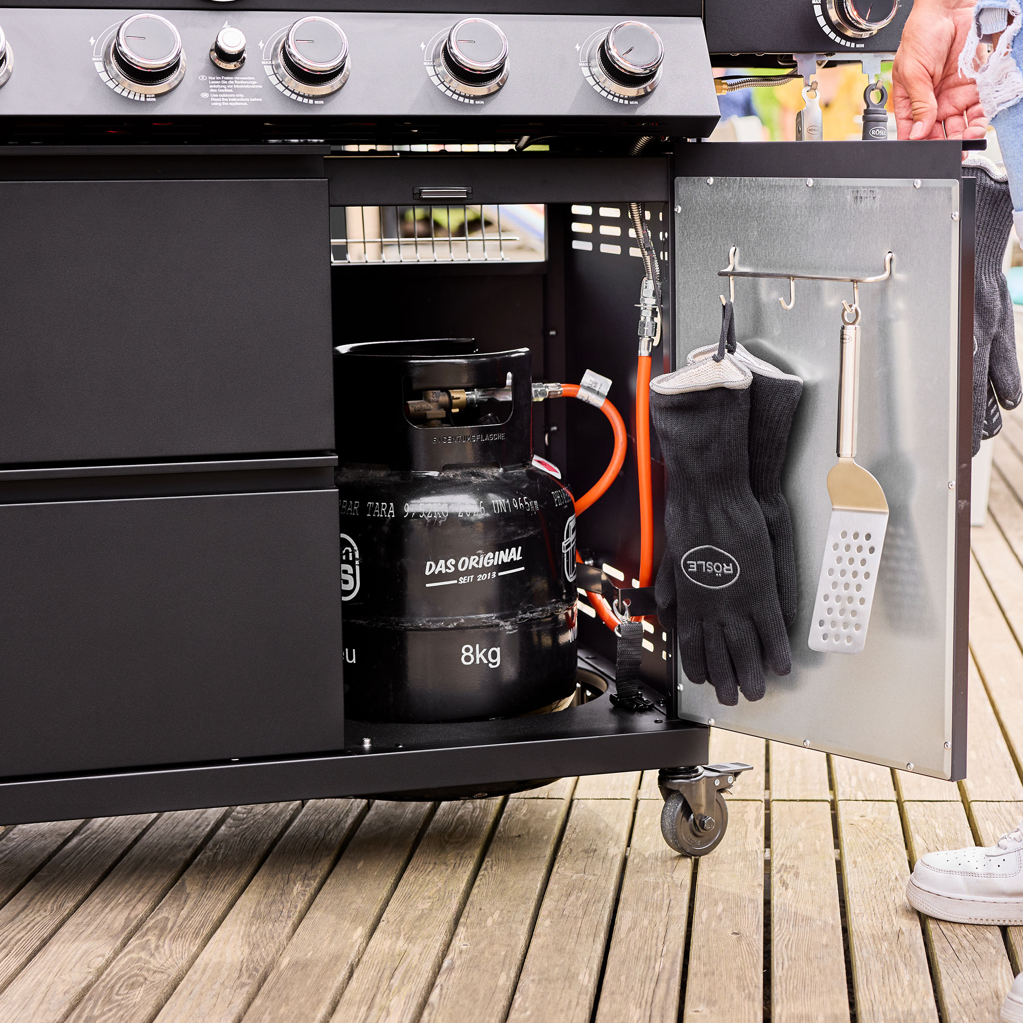 RÖSLE Gasgrill Videro G6-S PRO Unterschrank Gasgrill Videro G6-S PRO mit geöffnetem Unterschrank, der eine Gasflasche und Grillzubehör...