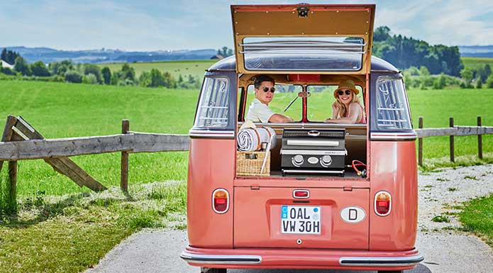 RÖSLE Gasgrill BBQ-Portable Videro G2-P Videro G2-P im Kofferraum eines VW Bullys.