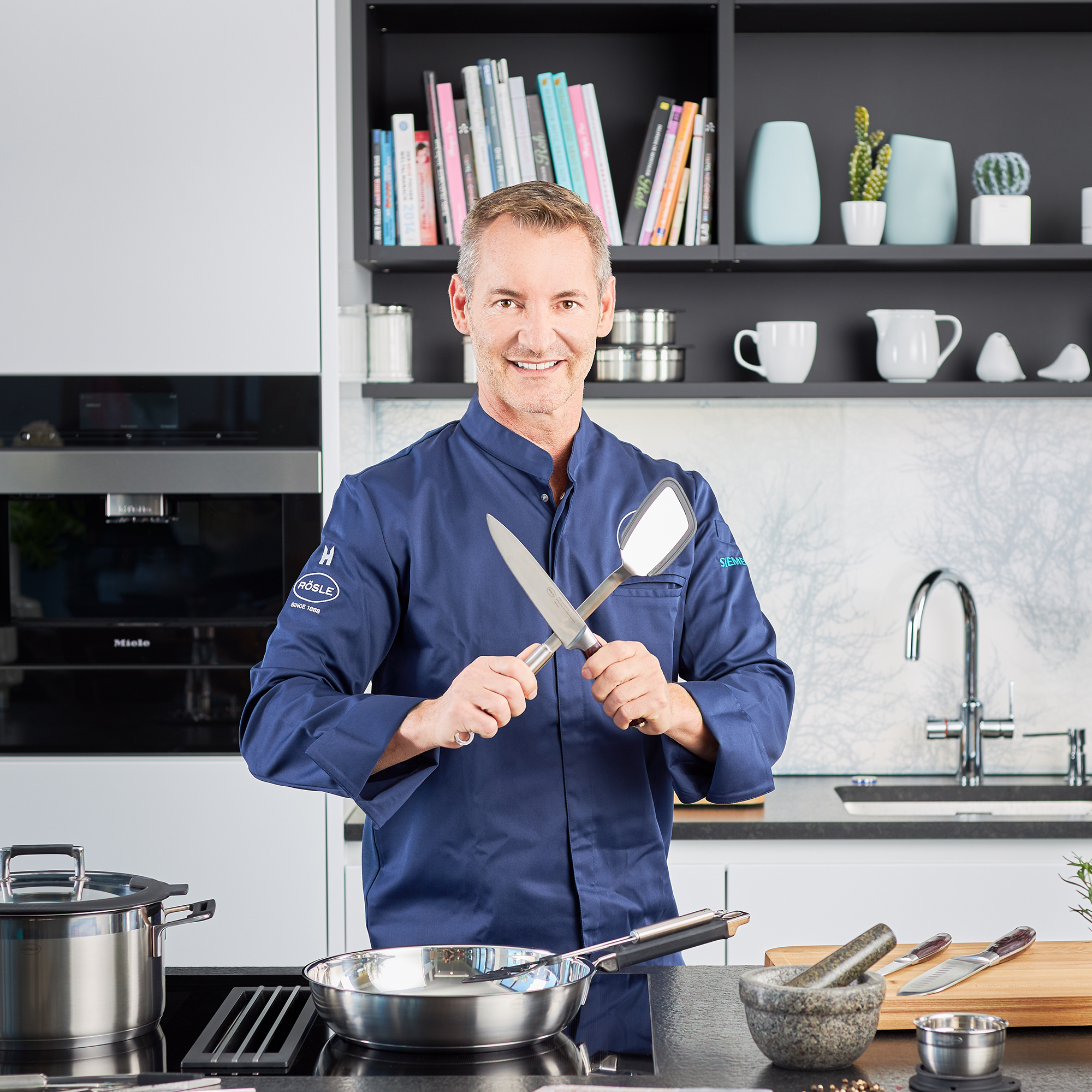 Cook with RÖSLE spatula and knife Cook with round handle silicone spatula, holds a chef's knife and spatula in the kitchen.