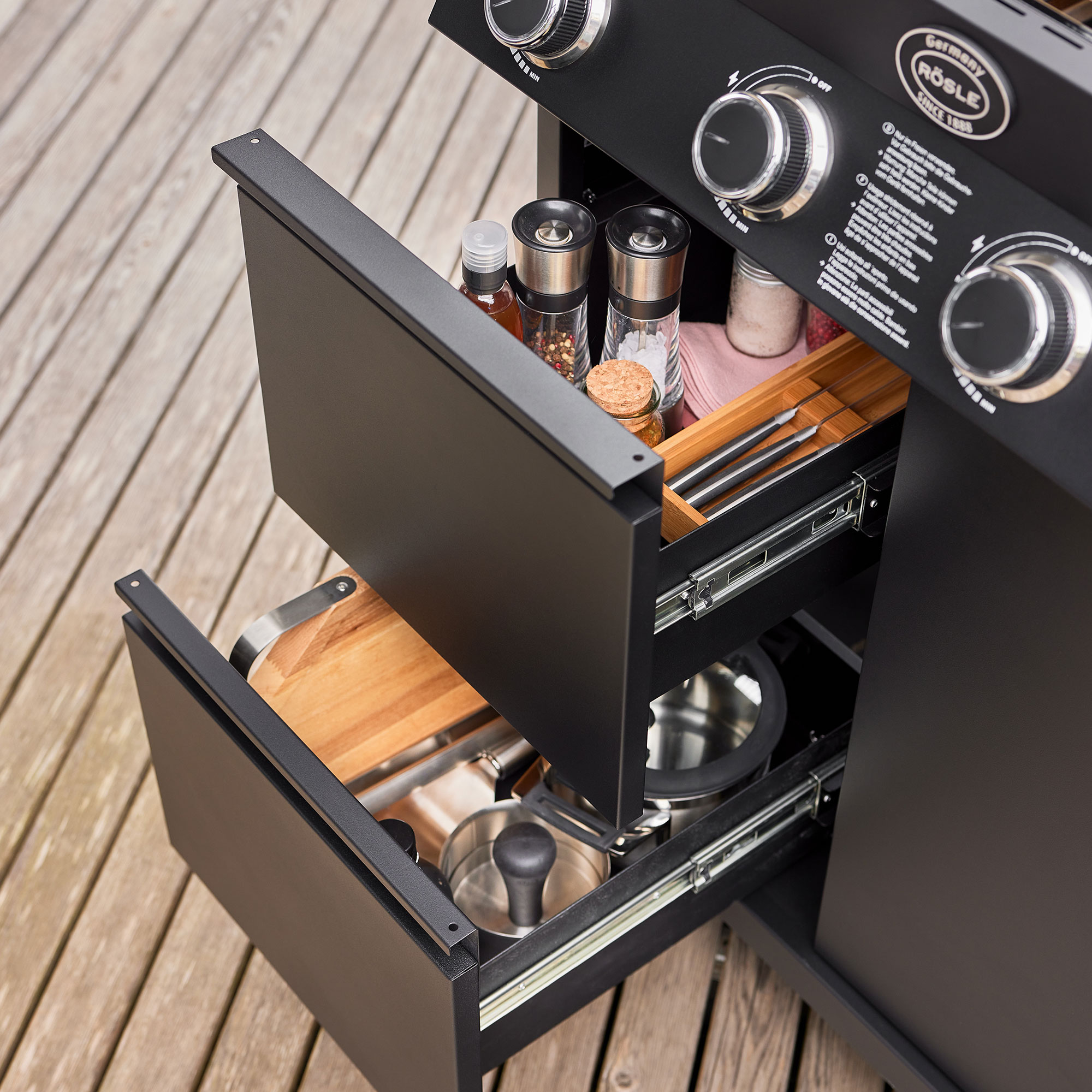 RÖSLE Gasgrill Videro G4-S PRO mit Schubladen Gasgrill Videro G4-S PRO mit offenen Schubladen, die Gewürze und Grillwerkzeuge zeigen.