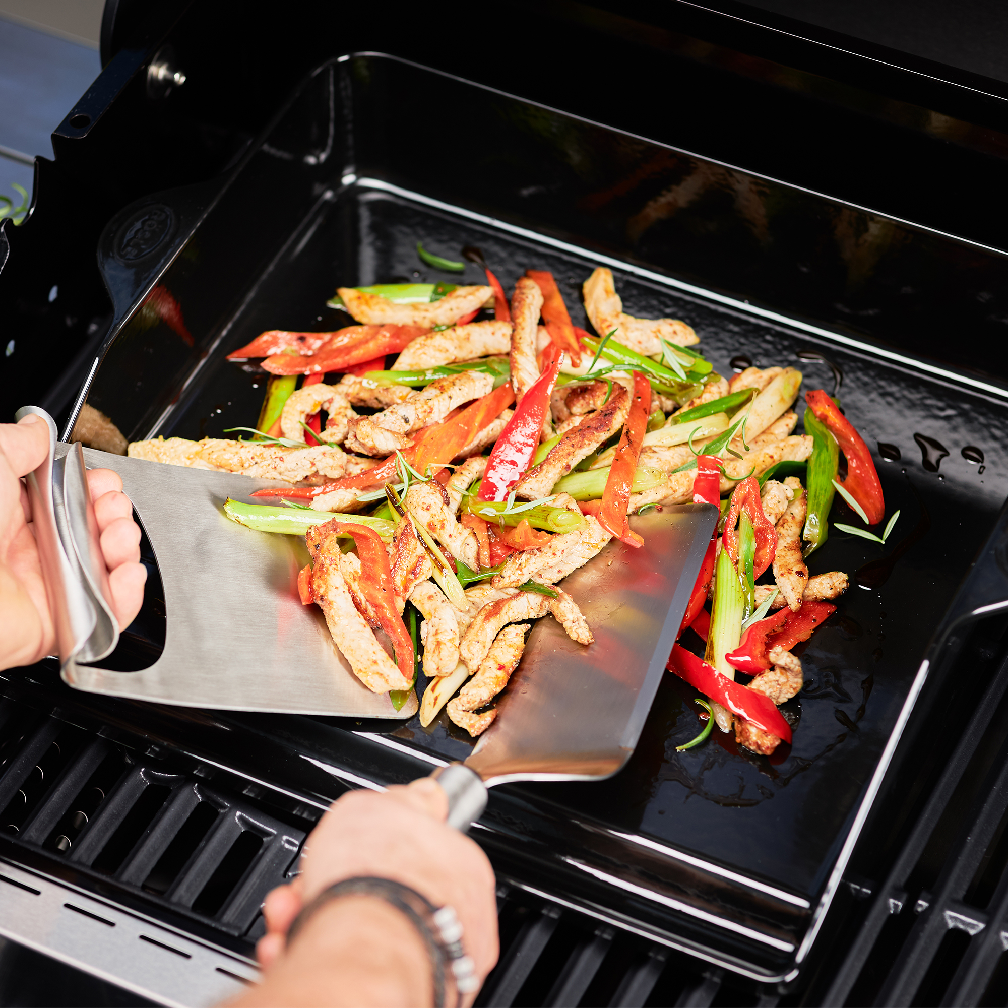 RÖSLE Plancha all-purpose spatula with vegetables Plancha all-purpose spatula for turning grilled vegetables on a barbecue.