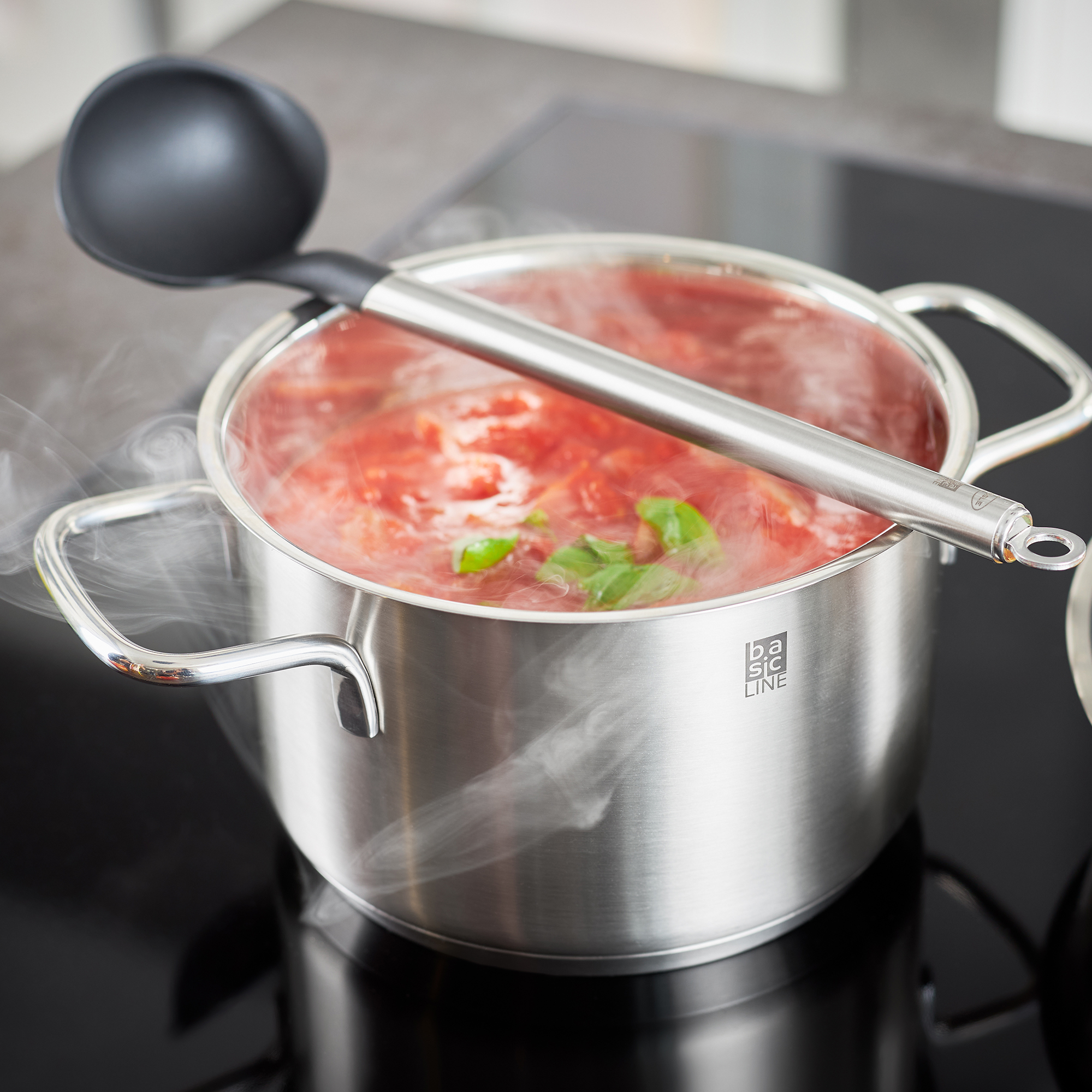 RÖSLE Sossenlöffel im Topf mit Tomatensauce Sossenlöffel, 28 cm, aus Edelstahl, in einem Topf mit dampfender Tomatensauce und frischem...