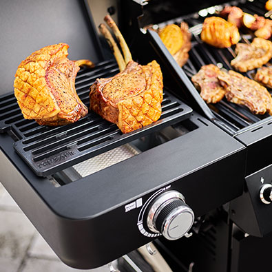 RÖSLE Gasgrill BBQ-Station Videro G4-S NERO Primezone mit T-Bone Steak.