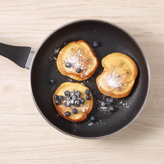 Quark-Pancakes Quark-Pancakes mit Heidelbeeren und Puderzucker