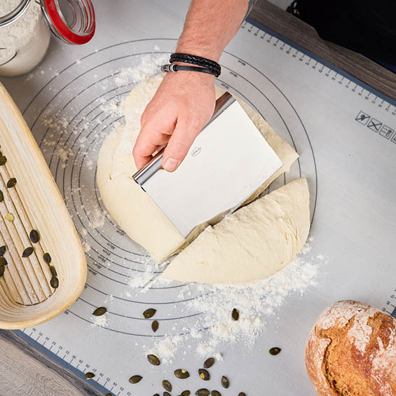 Kürbiskernbrot Zerteilen des Kürbiskernbrotteigs mit der Spachtel