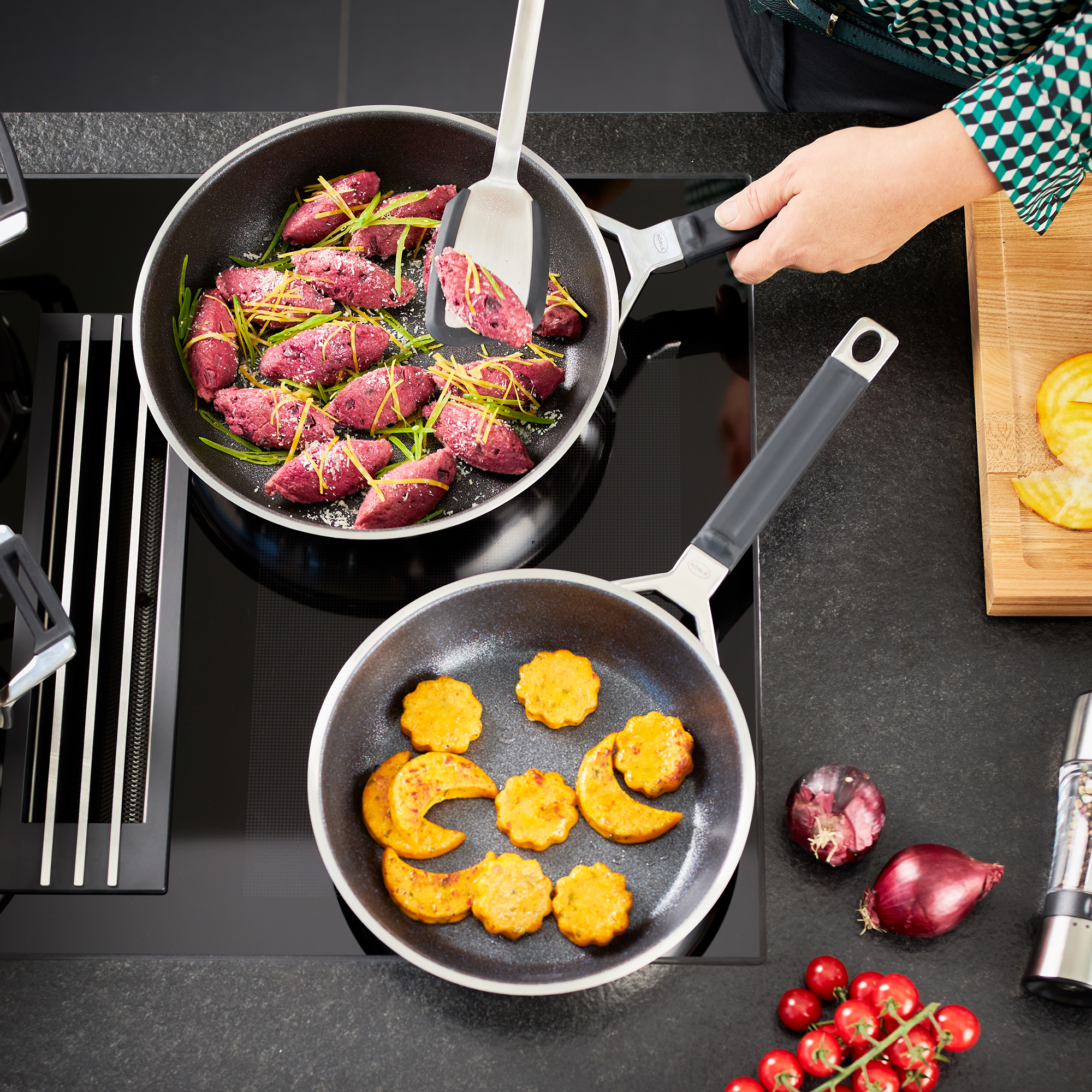 RÖSLE frying pan 24 cm with roasted vegetables Frying pan, 24 cm, with fried potatoes and vegetables, on a hob.