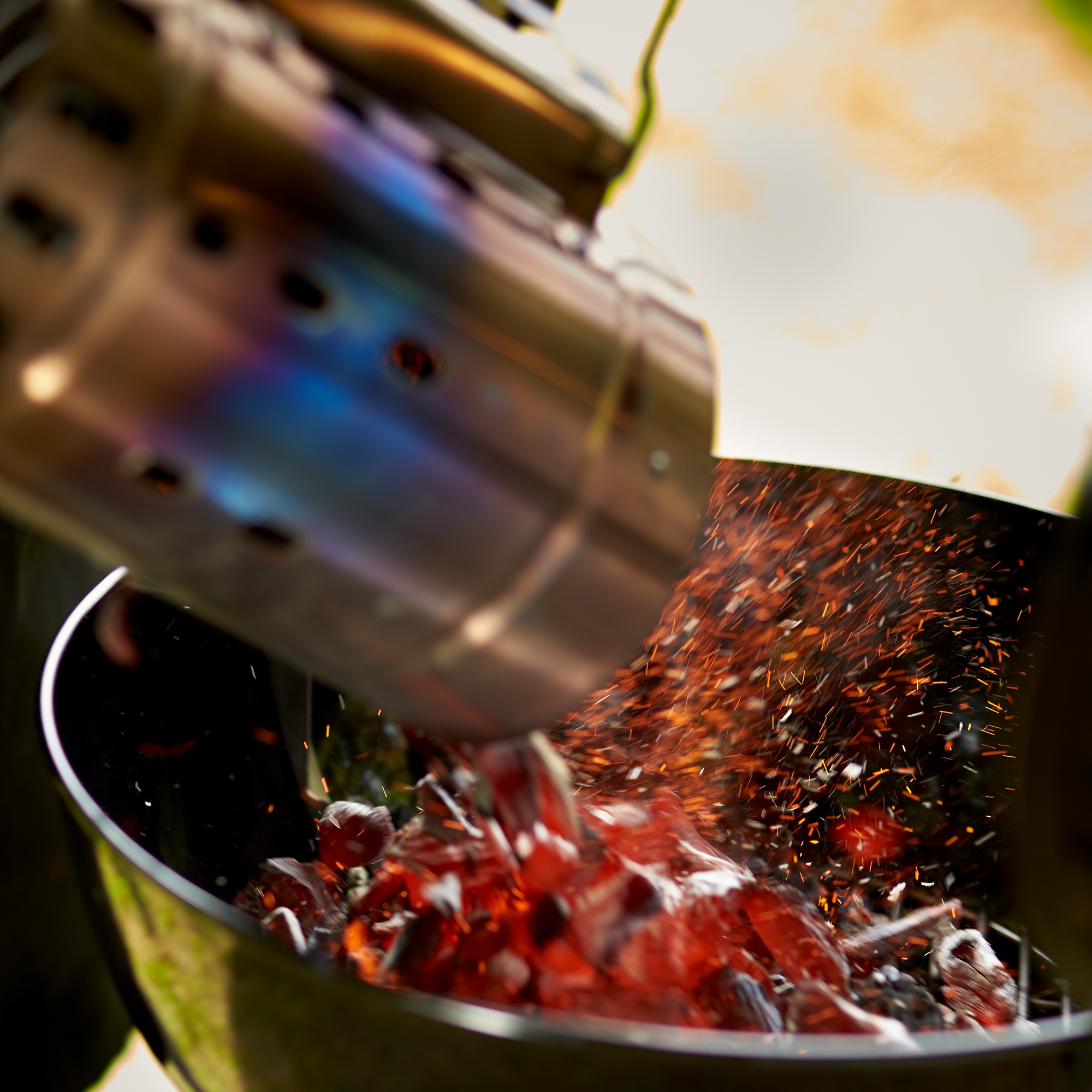 RÖSLE Anzündkamin aus Edelstahl Anzündkamin aus Edelstahl, der glühende Kohlen in einen Grillbehälter gießt.