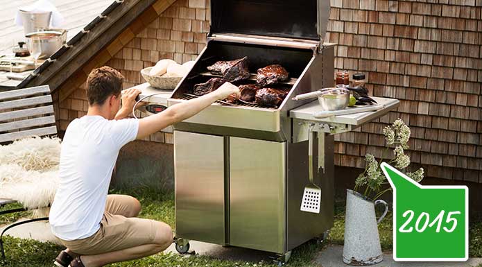 Man grill on the First RÖSLE pellet grill 