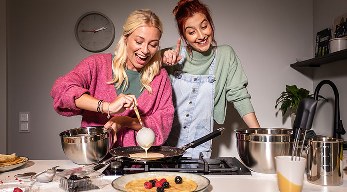Pfannen Freundinnen backen zusammen Crepes in der Crepes Pfanne von RÖSLE