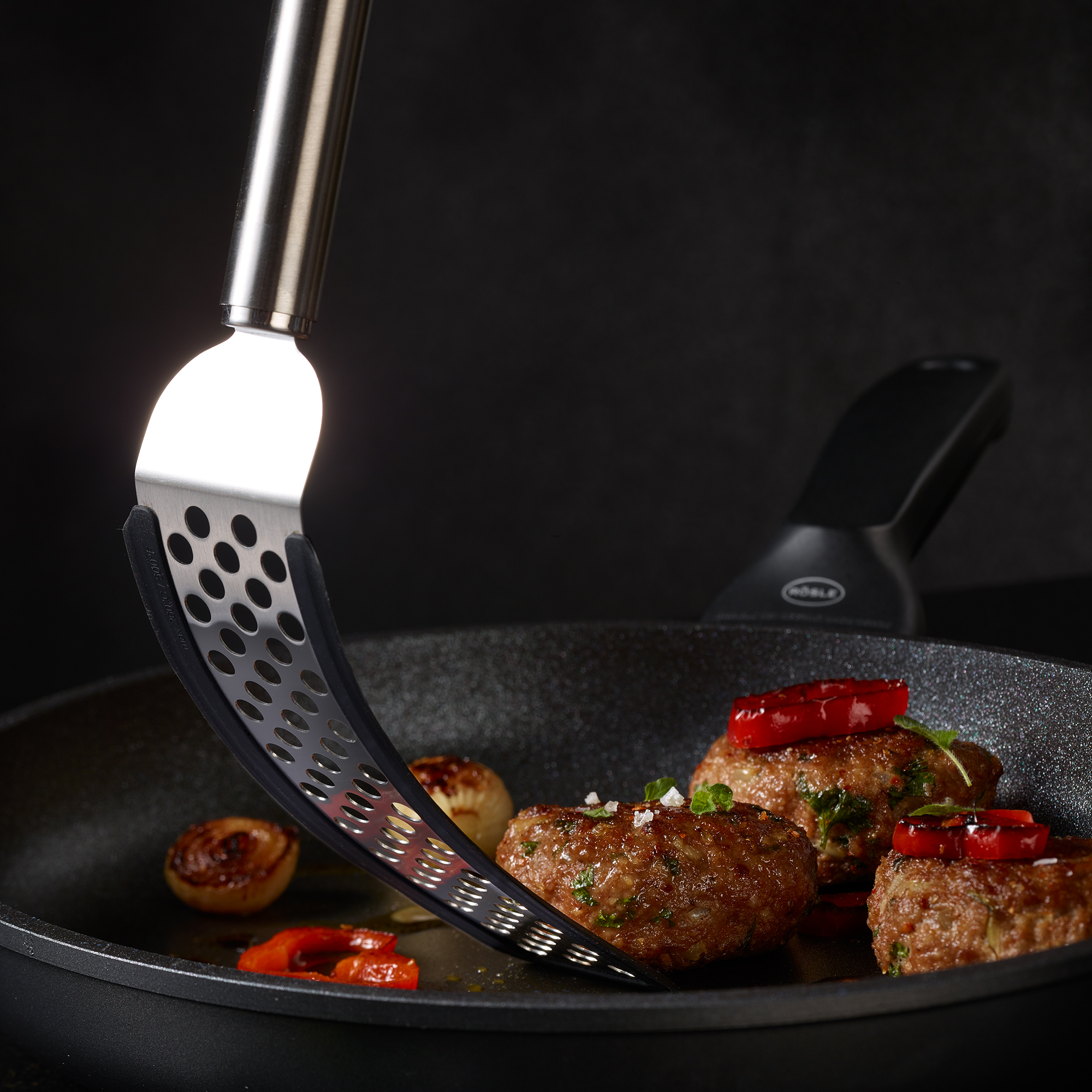 RÖSLE flexible turner 32 cm Flexible silicone turner with round handle, for turning meat and vegetables in a pan.