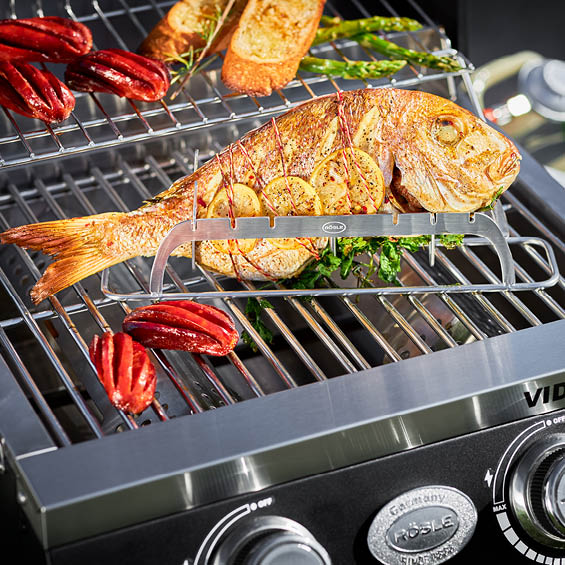Frisch vom Grill Fisch auf dem Frischhalter