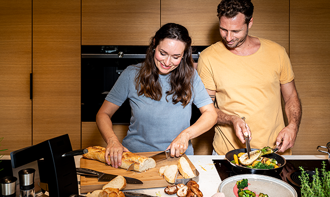 RÖSLE Blog Pärchen schneidet Brot mit den neuen Messern der Wolfgrey Serie