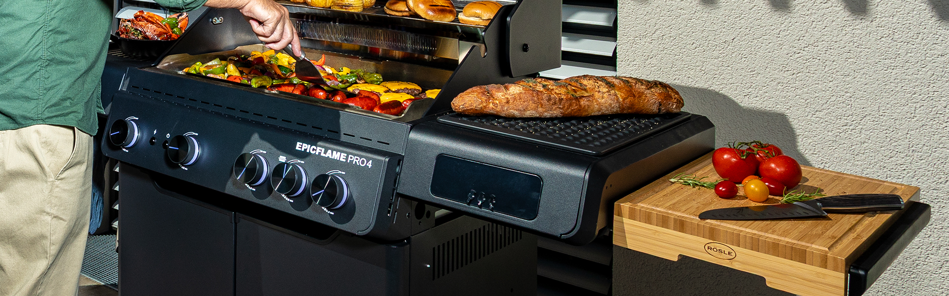 RÖSLE EPICFLAME PRO 4 Grill im Einsatz Gasgrill mit Gemüse, Baguette und Schneidbrett Butlers Board