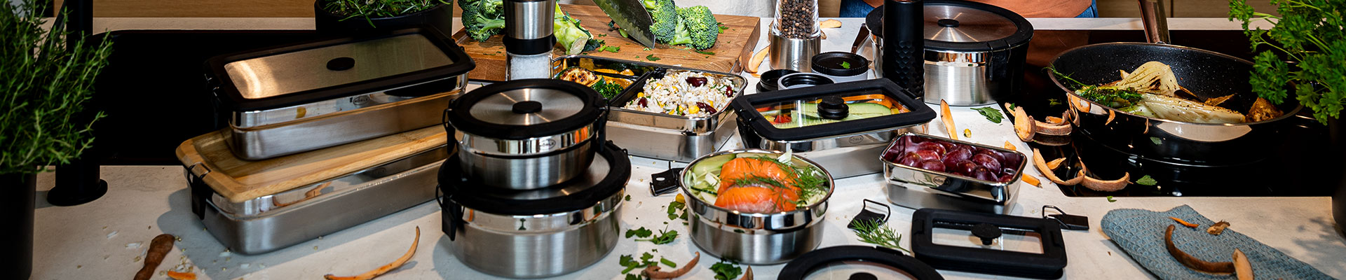 RÖSLE Flexx2Go Edelstahlbehälter mit Lebensmitteln Flexx2Go Behälter in verschiedenen Größen aus Edelstahl, gefüllt mit frischen Lebensmitteln...