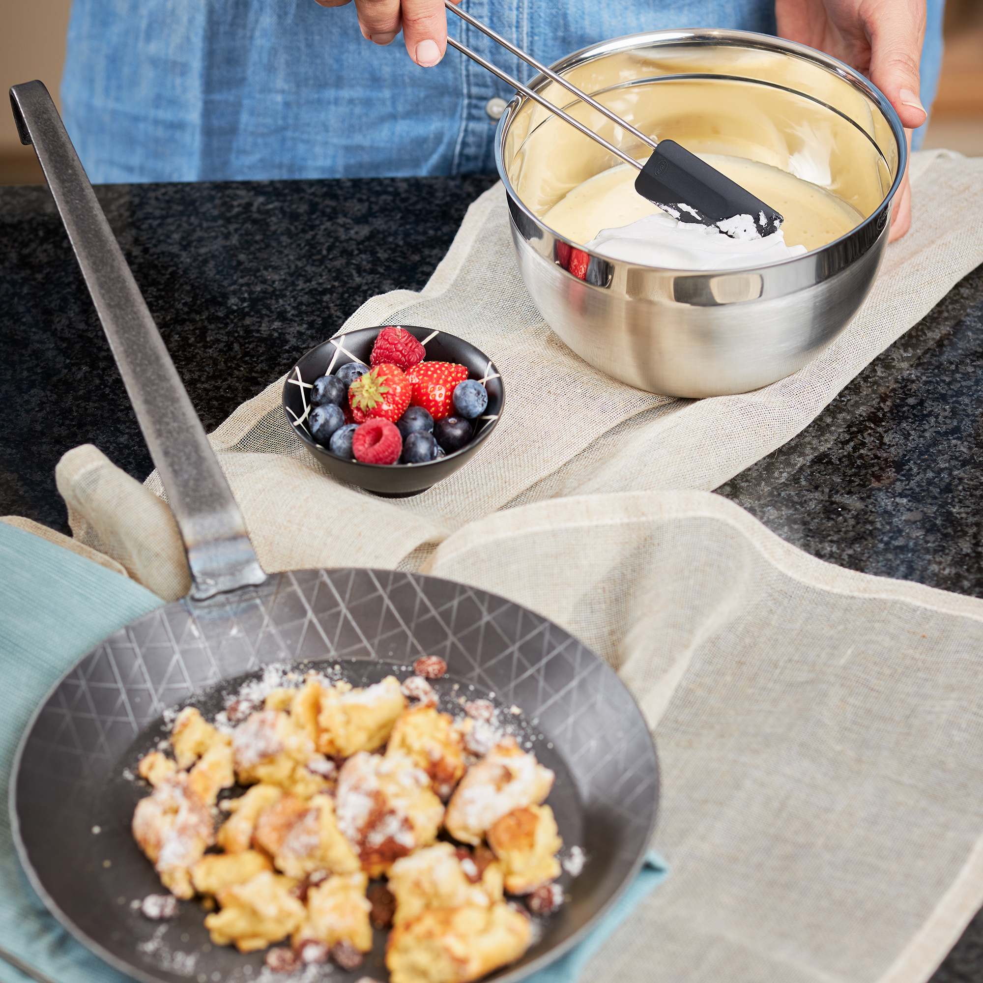 RÖSLE Teigschaber in Schwarz, 26 cm Teigschaber in Schwarz, 26 cm, wird in einer Schüssel mit Teig verwendet. Im Vordergrund eine...