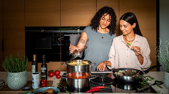Kochgeschirr Serie BASIC LINE Freundinnen kochen zusammen mit den Töpfen und Pfannen der Serie Basic Line