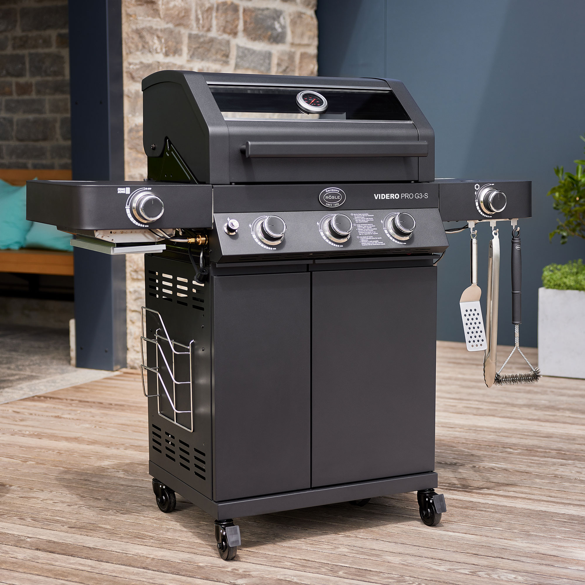 RÖSLE Gasgrill Videro G3-S PRO Gasgrill Videro G3-S PRO in Schwarz mit drei Brennern, Grillfläche und Zubehörhaltern.