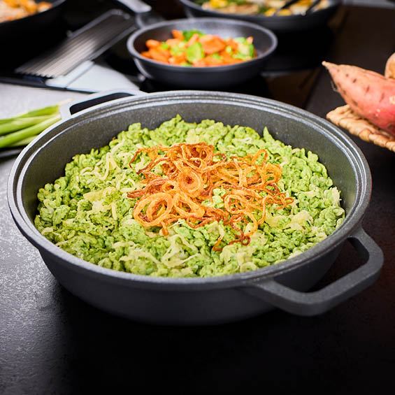 Spinatspätzle Spinatspätzle in der Servierpfanne Silence Pro