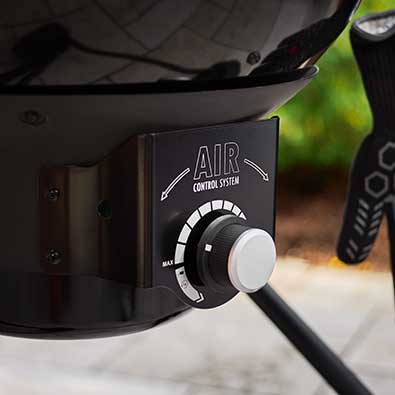 Air control system on the charcoal kettle grill