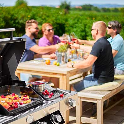 Gasgrill grillen mit Freunden