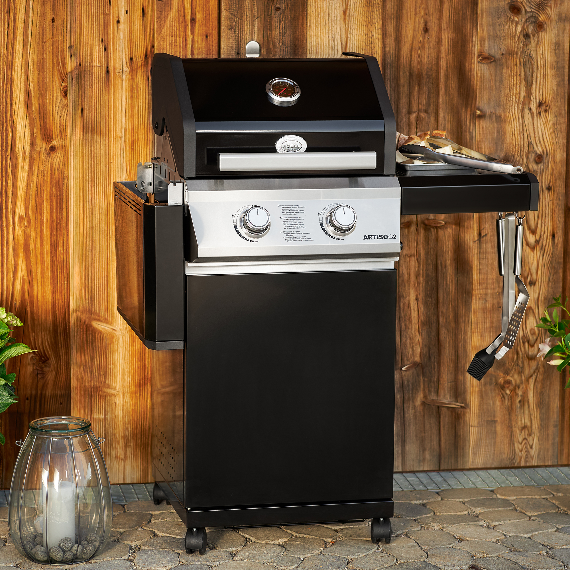RÖSLE Gasgrill Artiso G2 schwarz Gasgrill Artiso G2 in Schwarz mit zwei Reglern und seitlichem Ablagetisch.