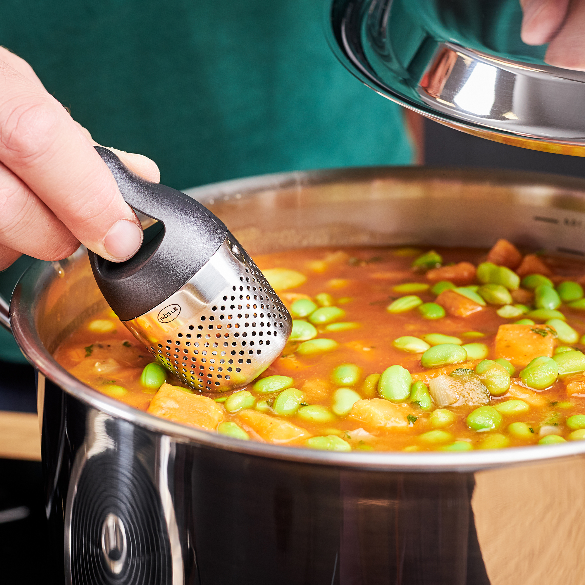 RÖSLE Aroma-Ei in Gebrauch Aroma-Ei in einem Topf mit Gemüse und Brühe, wird zum Aromatisieren verwendet.