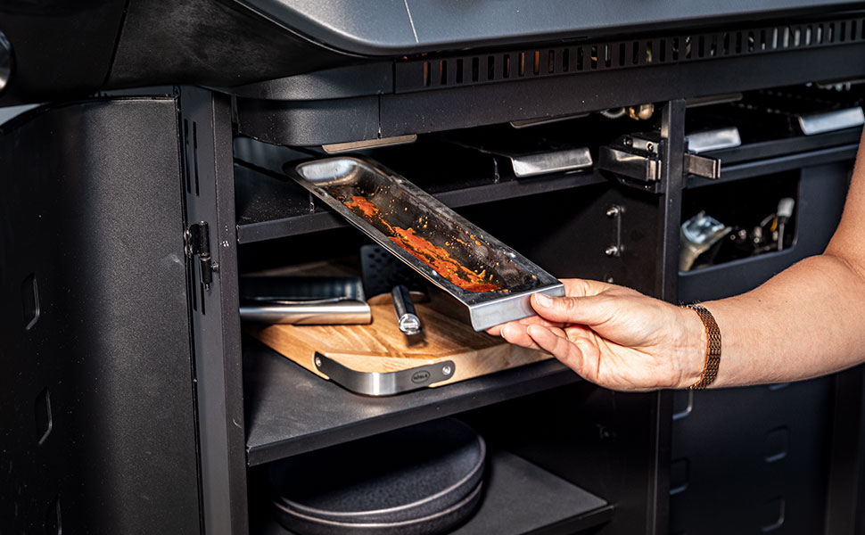 Fettauffangschale Blazeflame Entnahme der Fettauffangschale beim Blazeflame Grill