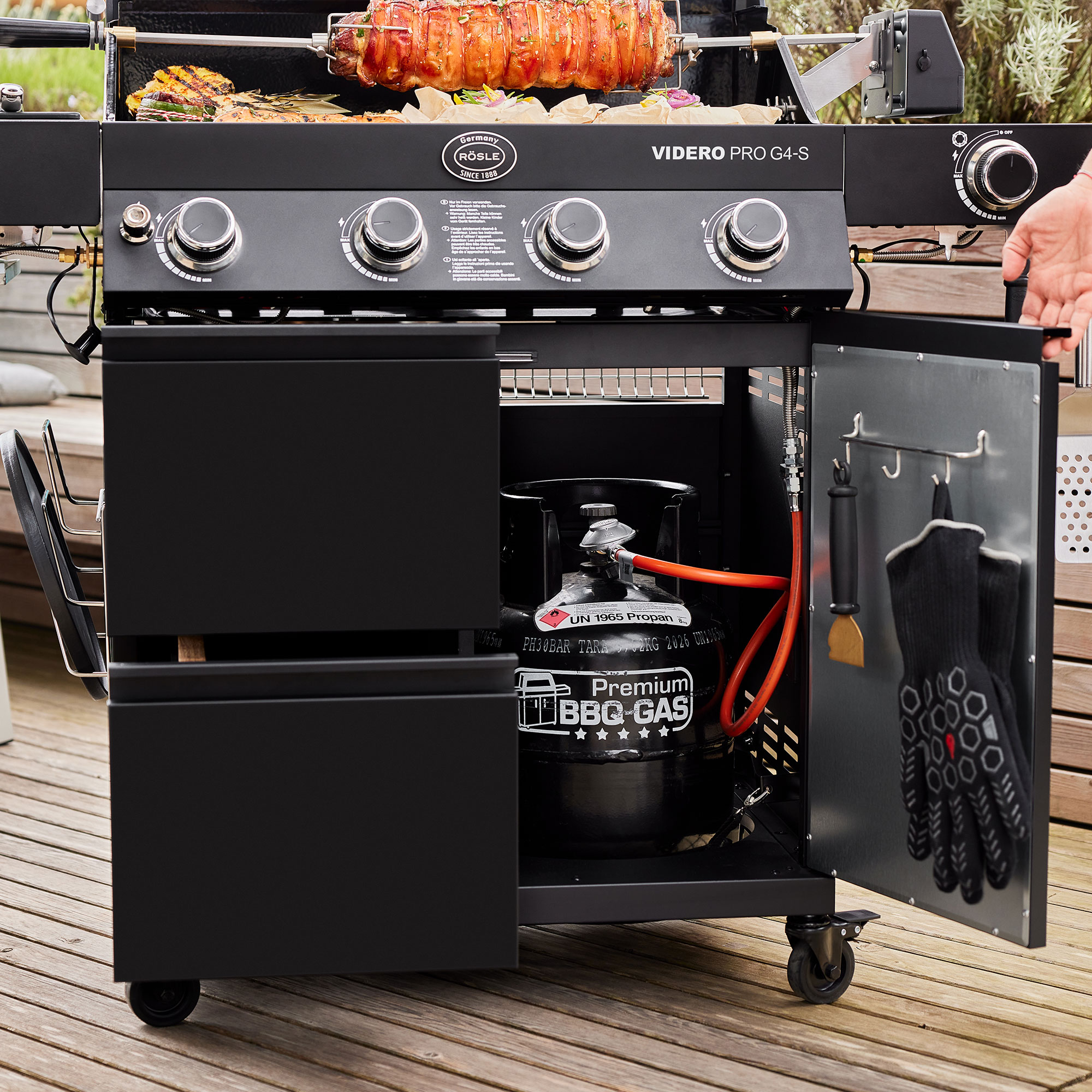RÖSLE Gasgrill Videro G4-S mit Unterschrank Gasgrill Videro G4-S mit zwei Schubladen und Gasflasche im Unterschrank.