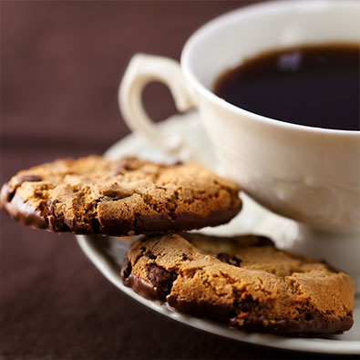 Tasse Kaffee mit Cookies