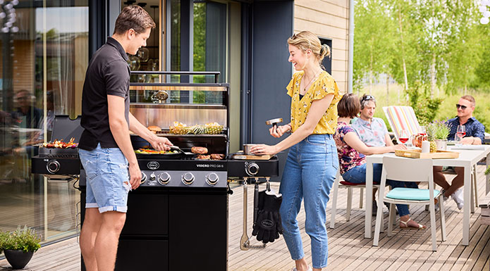 Pärchen grillt auf dem Videro G4-S PRO Gasgrill