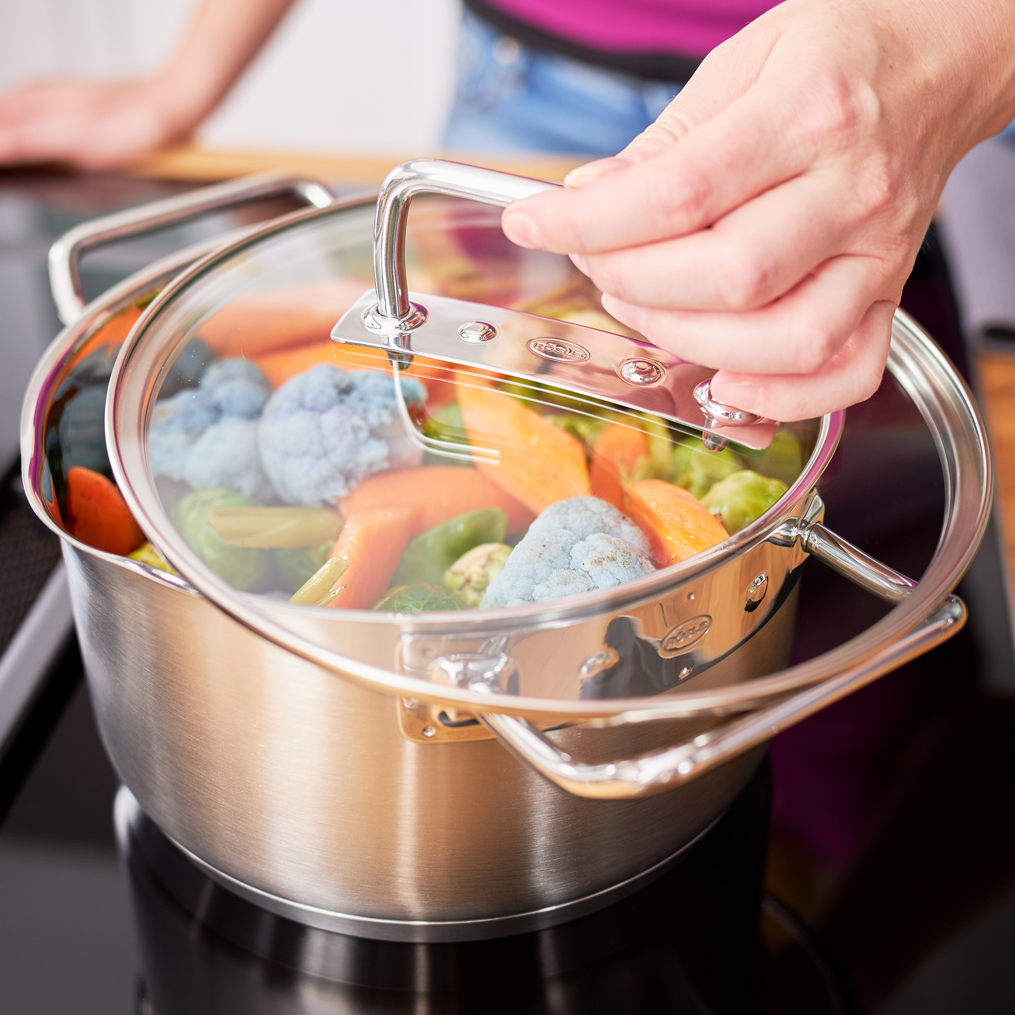 RÖSLE Kochtopf mit Gemüse Kochtopf, 24 cm, aus Edelstahl, mit Glasdeckel, Gemüse wird darin gedämpft.