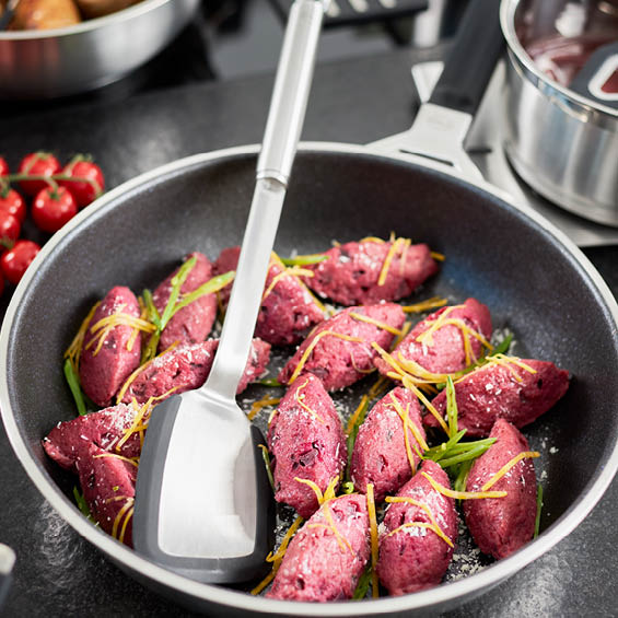 Beetroot curls in the Silence Pro 28 cm frying pan