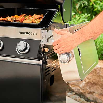 Abklappbare Seitentische Seitentisch wird ohne Werkzeug abgeklappt.