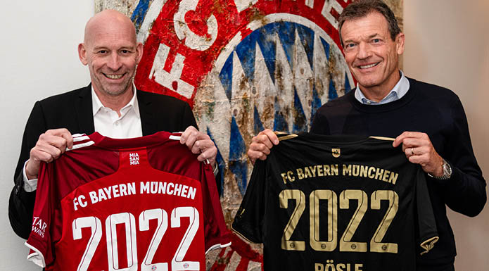 Andreas Jung and Henning Klempp hold FC Bayern jerseys 