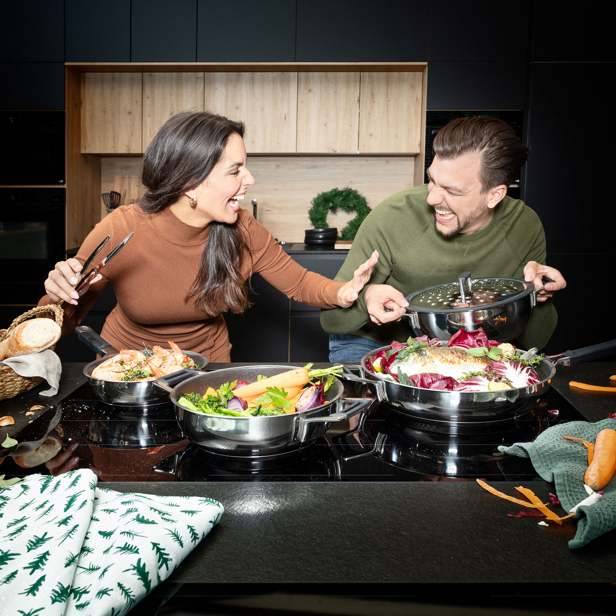 Gutschein Küche Pärchen kocht zusammen in der Küche mit den Silence Pro Töpfen und Pfannen