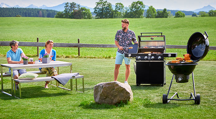 Friends barbecue with anniversary models Videro G4-S and kettle grill F60 NERO.