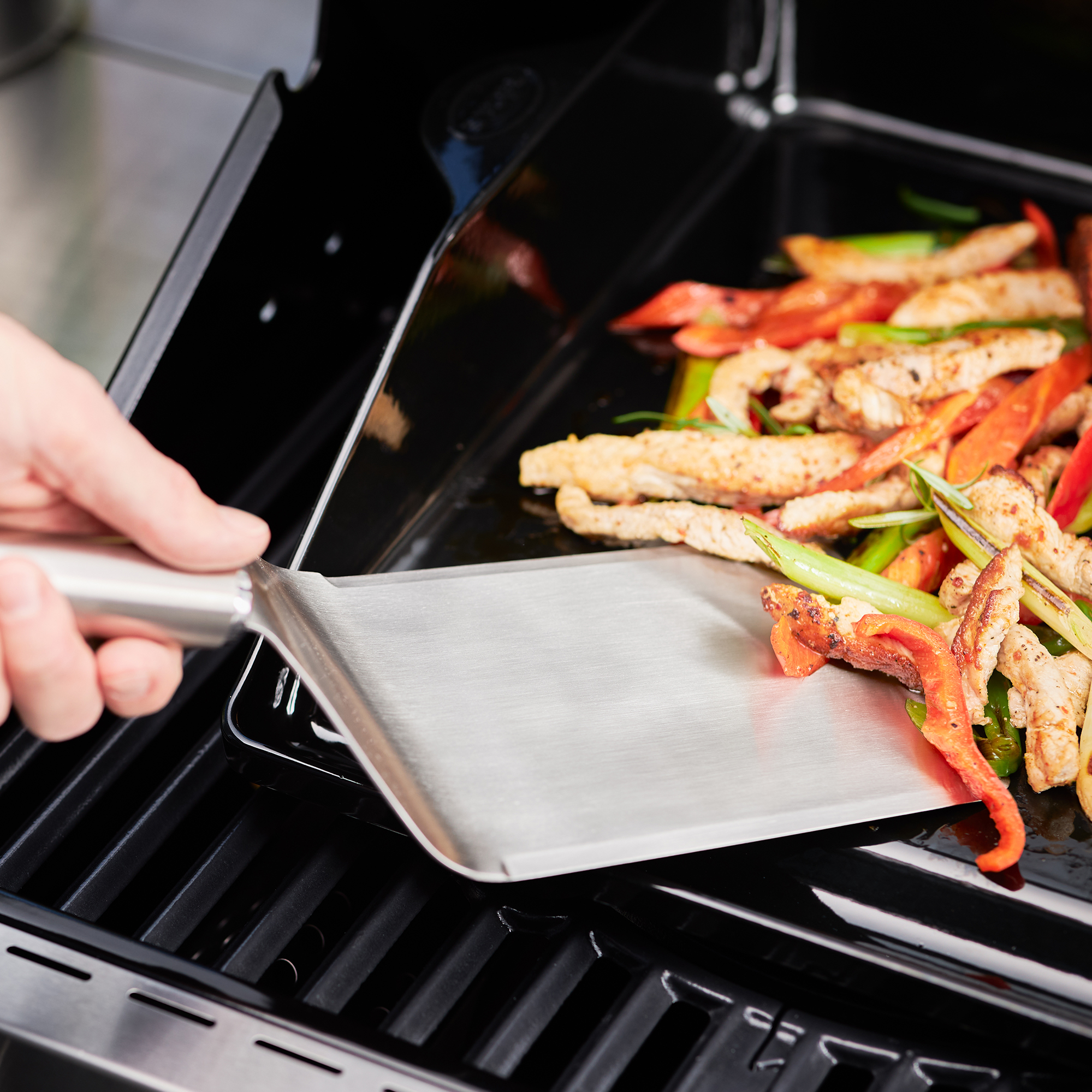RÖSLE wide plancha spatula Stainless steel plancha spatula, wide head, for turning vegetables and meat on a grill.