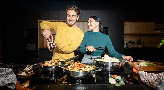 Kochgeschirr-Serie SILENCE PRO Paar kocht mit den Servier- und Bratpfannen der Kochgeschirr Serie Silence PRO