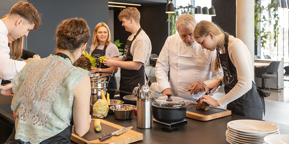 Grill-und Kochschule Kochkurs in der Küche mit 6 Teilnehmern