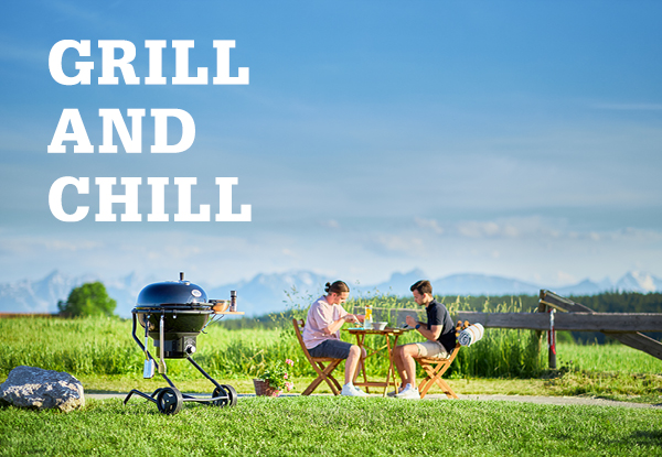grill and chill logo auf Freunde essen neben Holzkohle-Kugelgrill No.1 F60 AIR NERO Bild