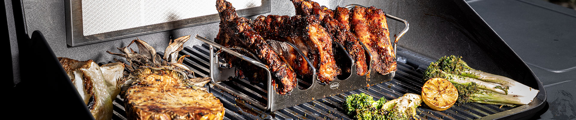 Themenwelten Rippchen im Braten- und Rippchenhalter von RÖSLE.