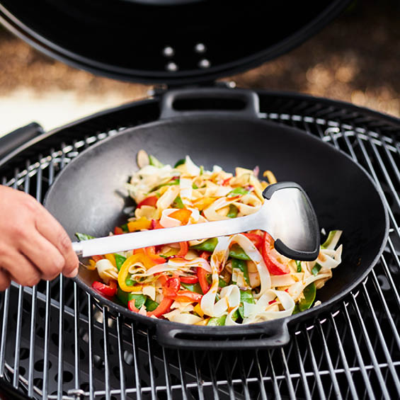 Wokpfanne mit Nudeln Wokpfanne mit Nudeln im Wok Vario