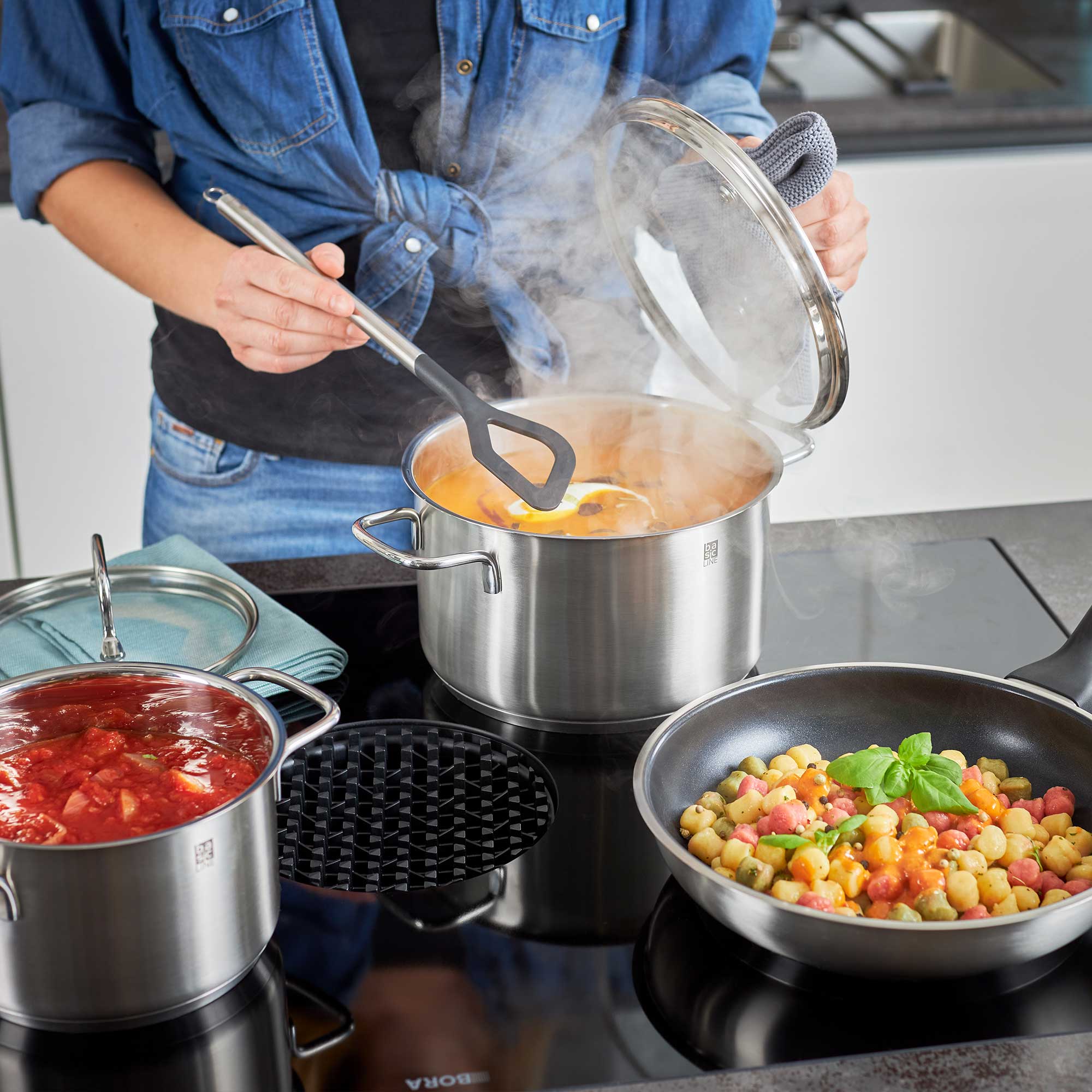 RÖSLE Starter Set Basic Line mit Kochtopf und Pfanne Starter Set Basic Line: Edelstahl Kochtopf mit Deckel und Gemüsepfanne auf dem Herd, dampfendes...