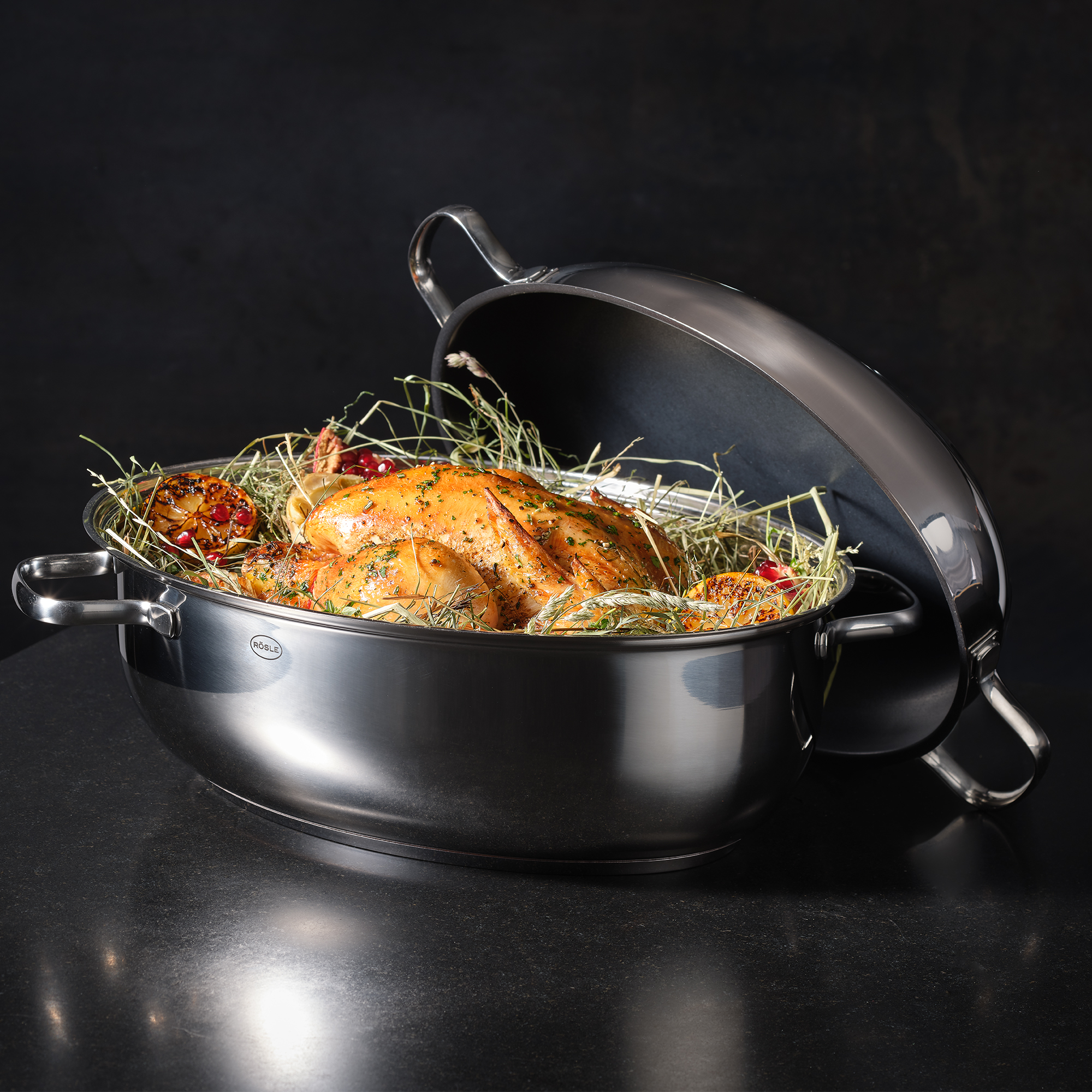 Ovaler Bräter von RÖSLE ovaler Bräter aus Edelstahl mit Hähnchen und Kräutern