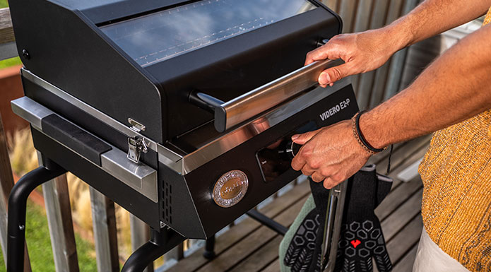 Elektrogrill E2-P Mann stellt Temperatur an dem Elektrogrill E2-P ein.